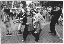 351498 Afbeelding van het straatorkest De Tegenwind en The Peace Artists tijdens het straatmuziekfestival Windkracht 10 ...